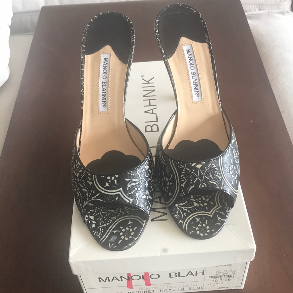Manolo Blahnik 40.5 Astuta black lace gold heel